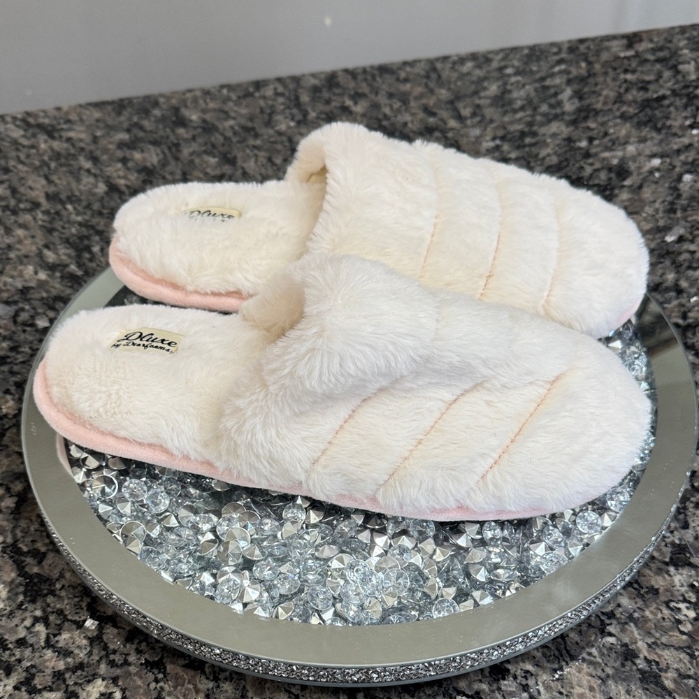 Dearfoams Deluxe White and Pink Slippers NWOT XL 11-12